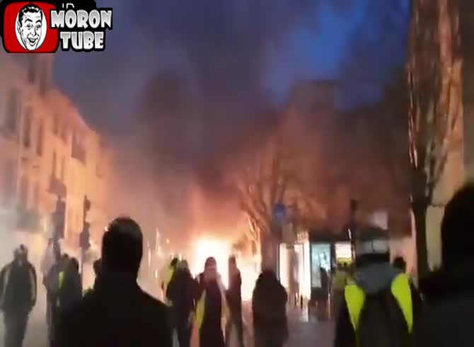 Video :Bordeaux - attempting to pick up a police grenade, a Yellow Vest loses his hand